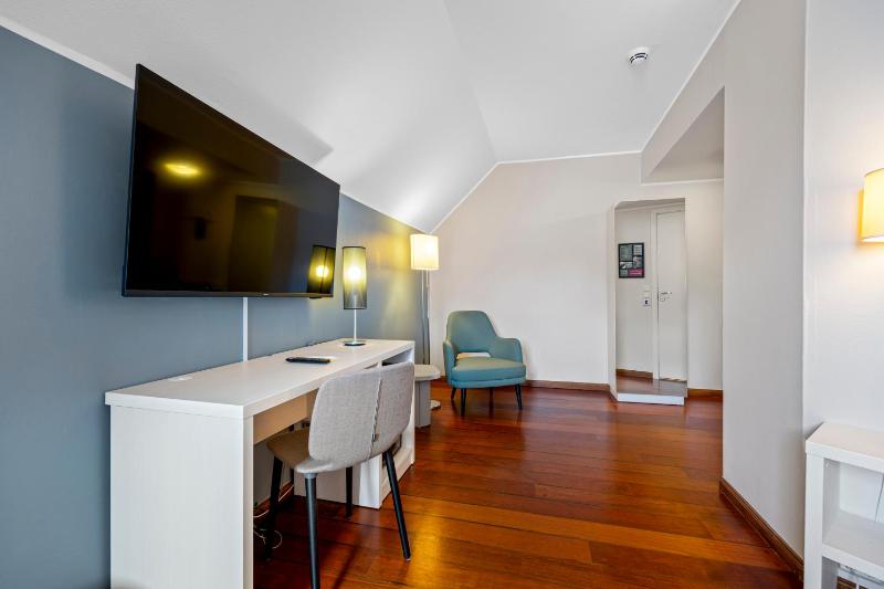Compact Single Room image 3
