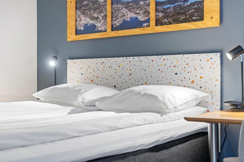 Standard Double Room image 4