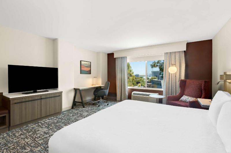 King Room with Tub - Mobility and Hearing Access image 3