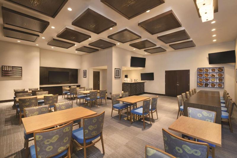 Hampton Inn & Suites Washington D.C./Navy Yard Area - image 5