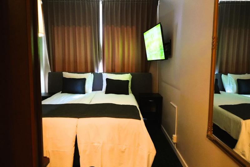 Standard Double Room image 4