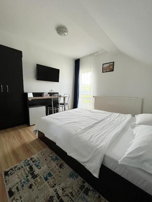 Double Room image 3