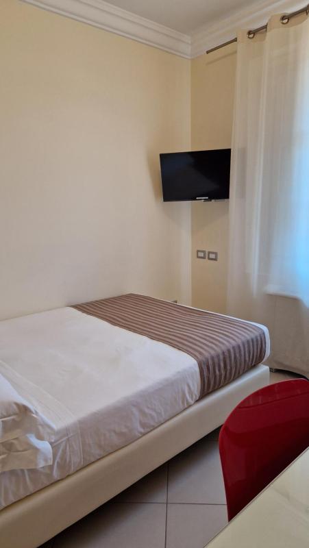 Small Double Room image 4