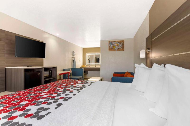 King Suite with Sofa - Non Smoking image 3