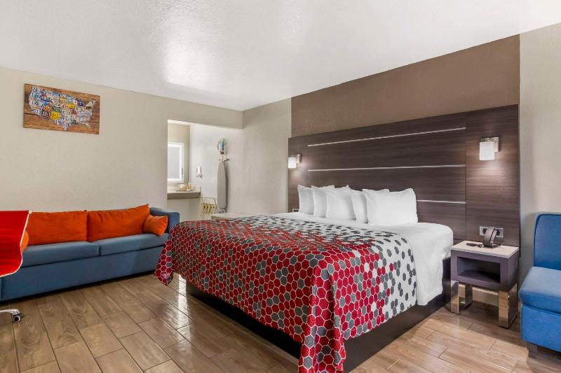 King Suite with Sofa bed - Disability Access/Non Smoking/Pet Friendly image 3