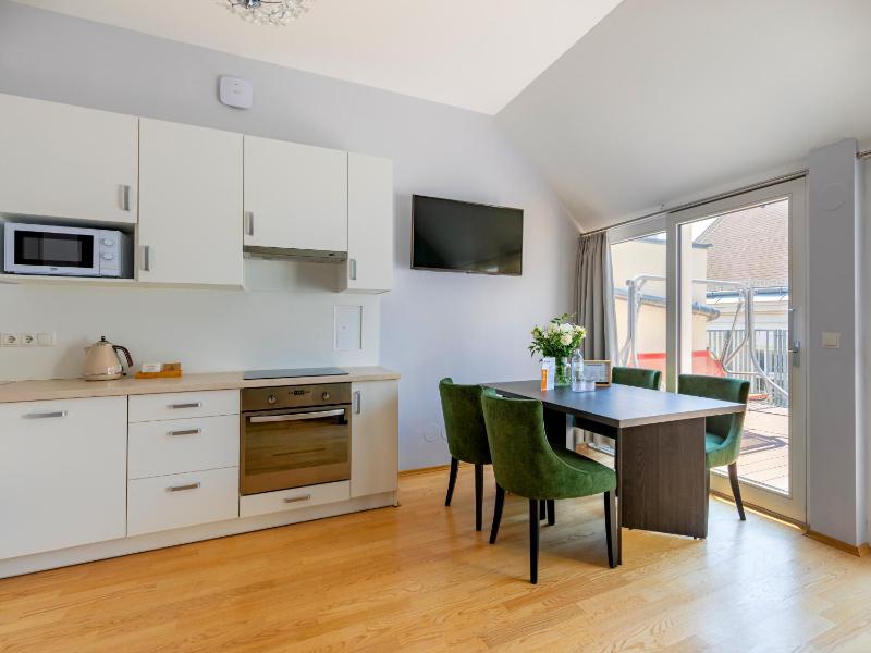 Extra Large 2 Bedroom Apartment with Terrace image 4