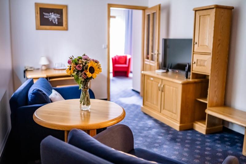 Luxury One-Bedroom Apartment image 3