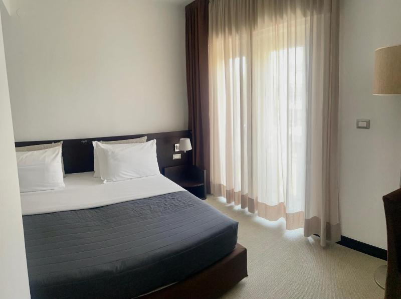 Classic Double or Twin Room image 3