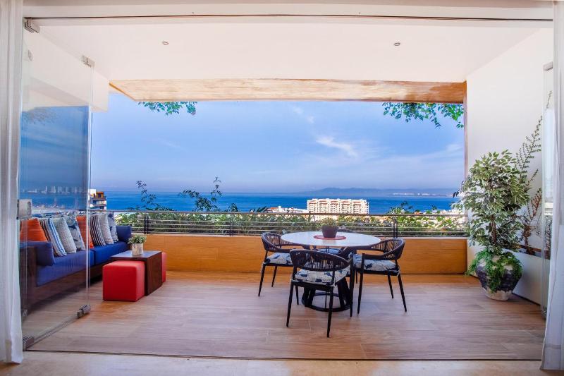 Luxury 1BR + Flex + Heated Rooftop Pool in Soho PV - image 12