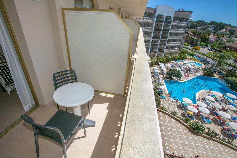 Apartment with Pool View (2 adults + 2 children) image 2