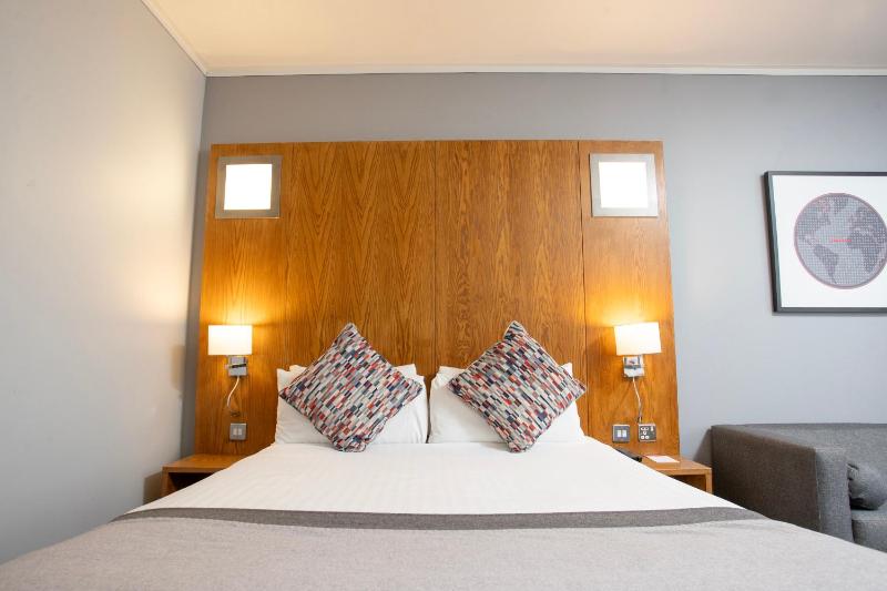 Standard Double Room - Mobility Accessible  image 4