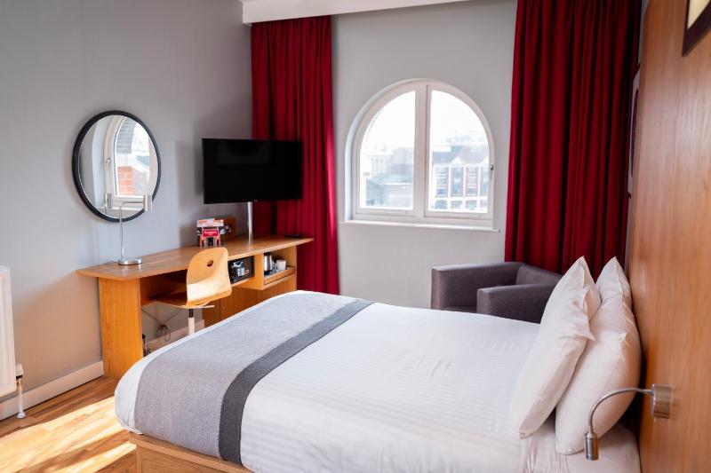 Standard Room with One Double Bed and One Twin Bed image 2