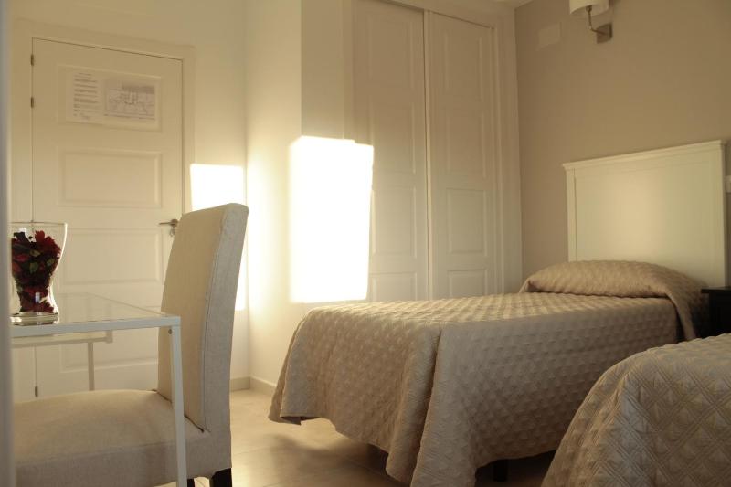 Twin Room image 4