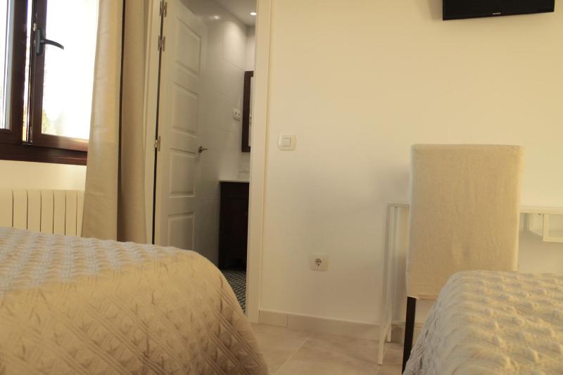 Twin Room image 3