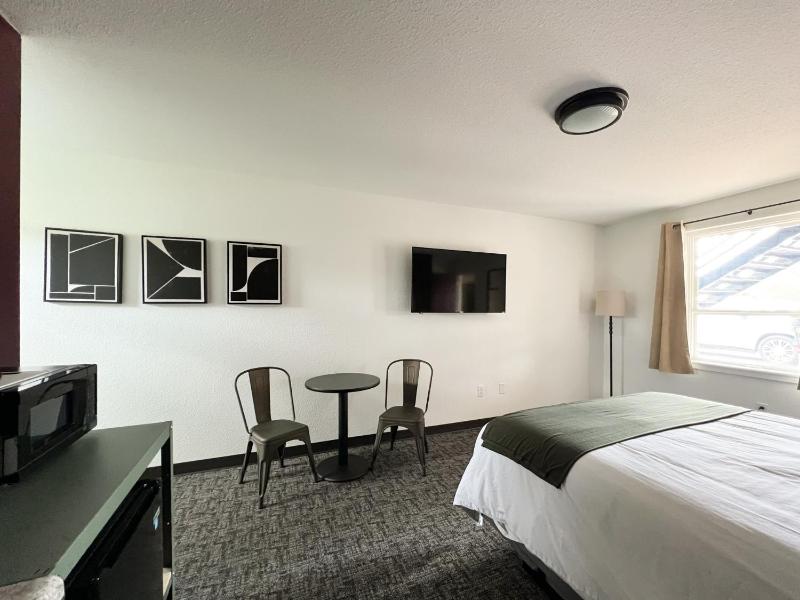 Deluxe Queen Room image 3