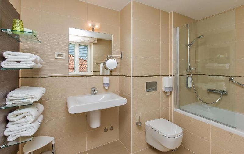 Deluxe One-Bedroom Apartment with Terrace and Garden View image 2