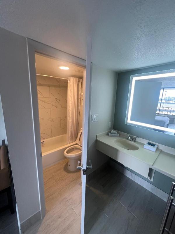 King Room - Non Smoking/Exterior Corridor/Pet Friendly image 4