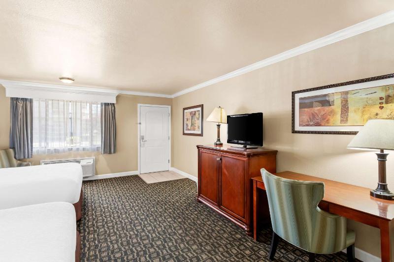 Queen Room with Two Queen Beds with Roll-in Shower - Disability Access - Non smoking image 2