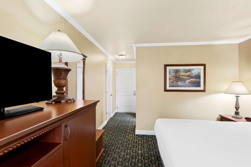 Deluxe King Room - Non Smoking image 1