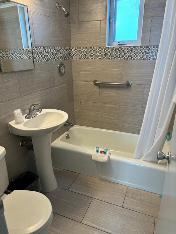 Standard Room with Two Double Beds and Pool View image 3