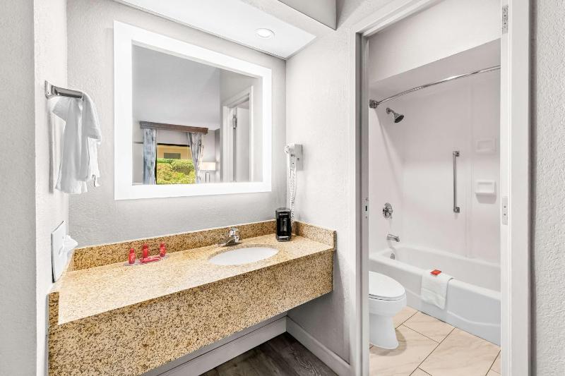 Double Room with Two Double Beds - Pet Friendly/Non-Smoking image 2