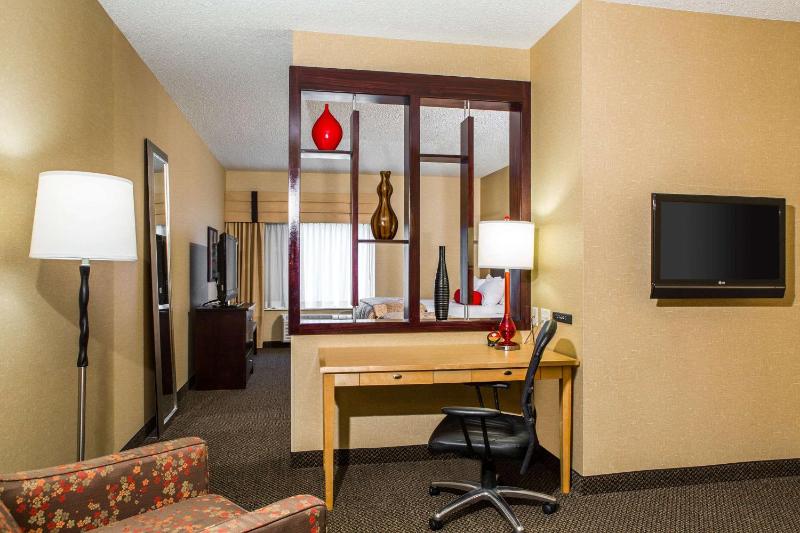 Queen Suite with Two Queen Beds - Non-Smoking image 2