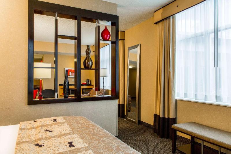 King Suite - Non-Smoking image 3