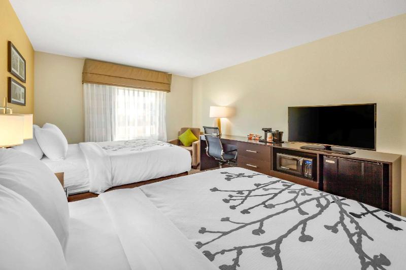 Queen Room with Two Queen Beds - Non-Smoking image 4