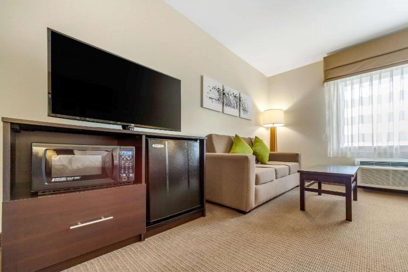 King Suite - Accessible/Non-Smoking image 3