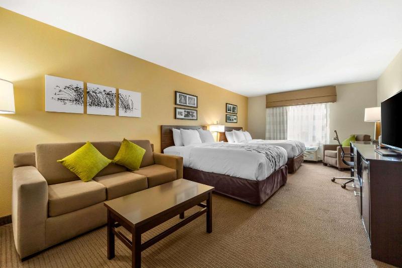 Queen Suite with Two Queen Beds and Sofa Bed - Non-Smoking image 3