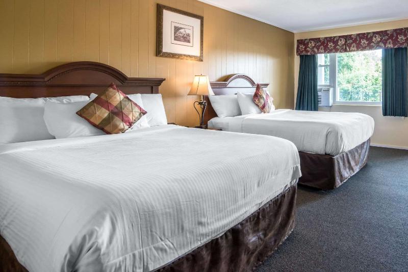 Queen Room with Two Queen Beds image 2