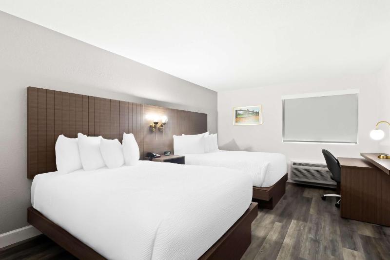 Queen Room with Two Queen Bed - Non-Smoking image 1