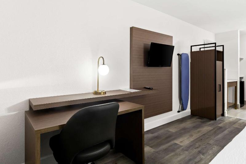 Queen Room with Two Queen Bed - Non-Smoking image 4