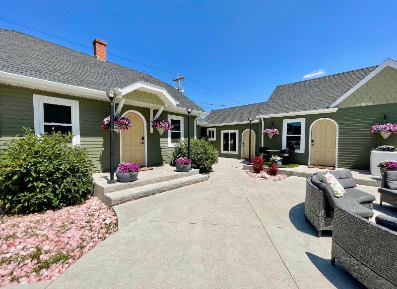 EO Bungalows, Black Hills Images