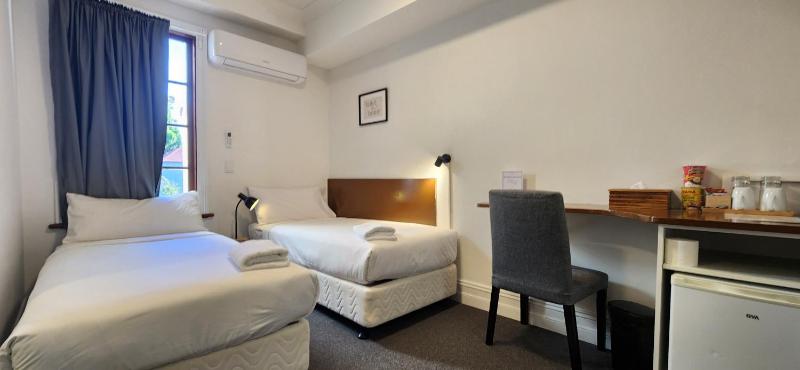 Twin Room with Bathroom image 1