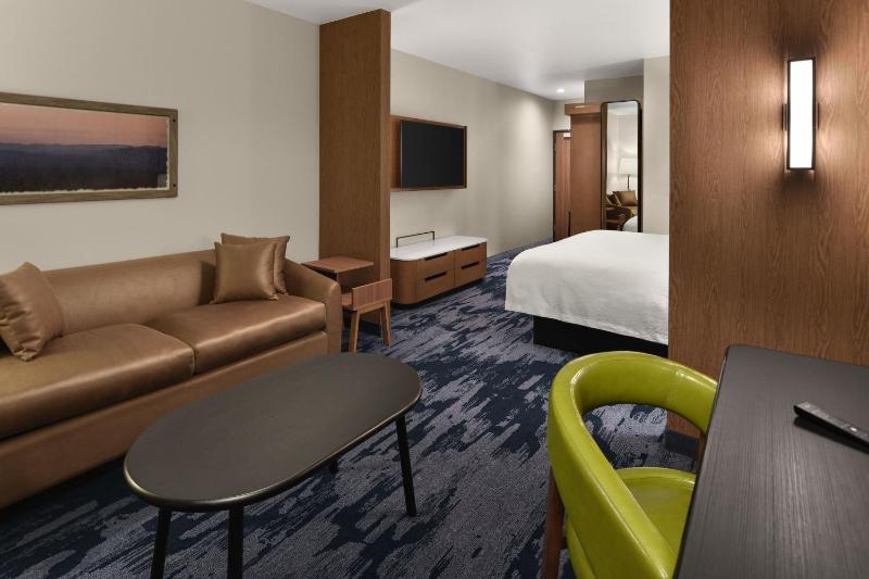 Executive King Suite with Sofa Bed image 4