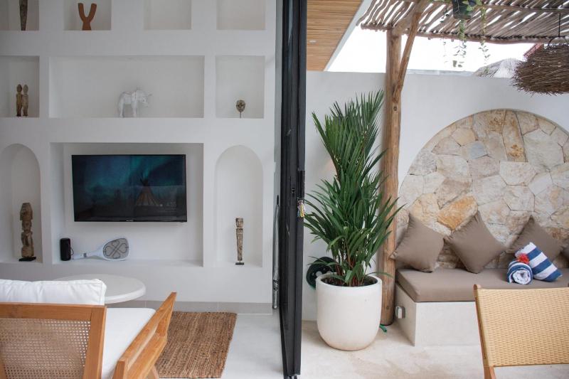 Chic Designer 1 BR villa with pool - image 9