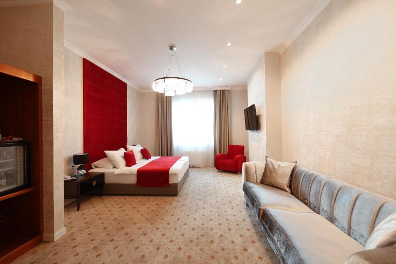 Deluxe Queen Room image 3