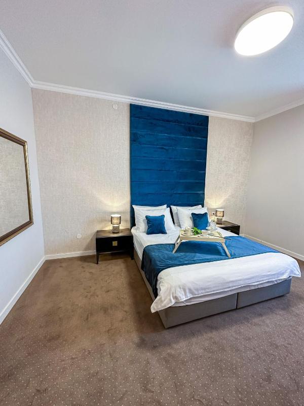 Deluxe King Room image 3