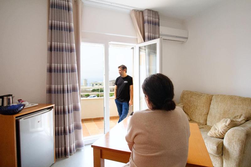 Double or Twin Room with Sea View image 3