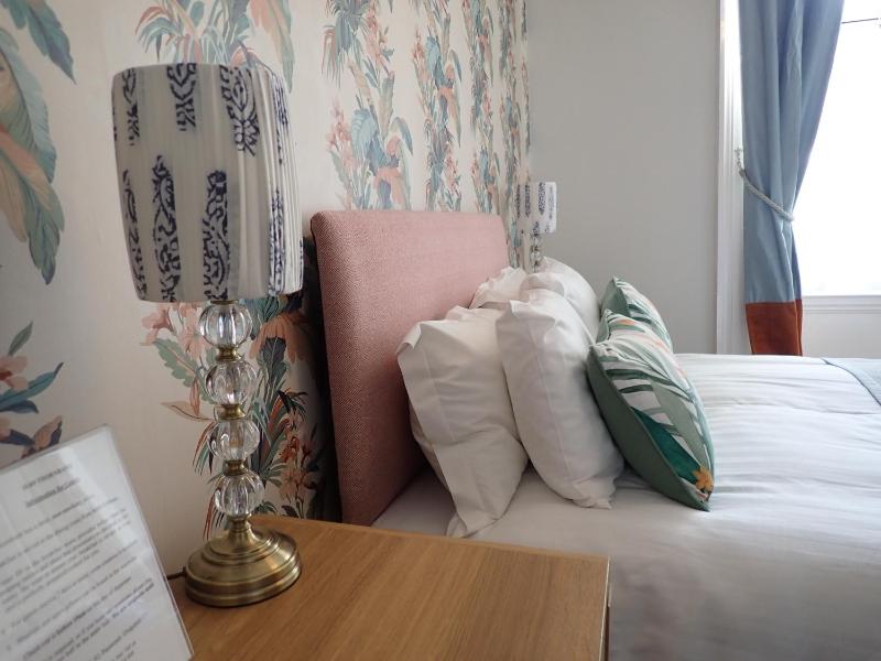 Double Room image 3