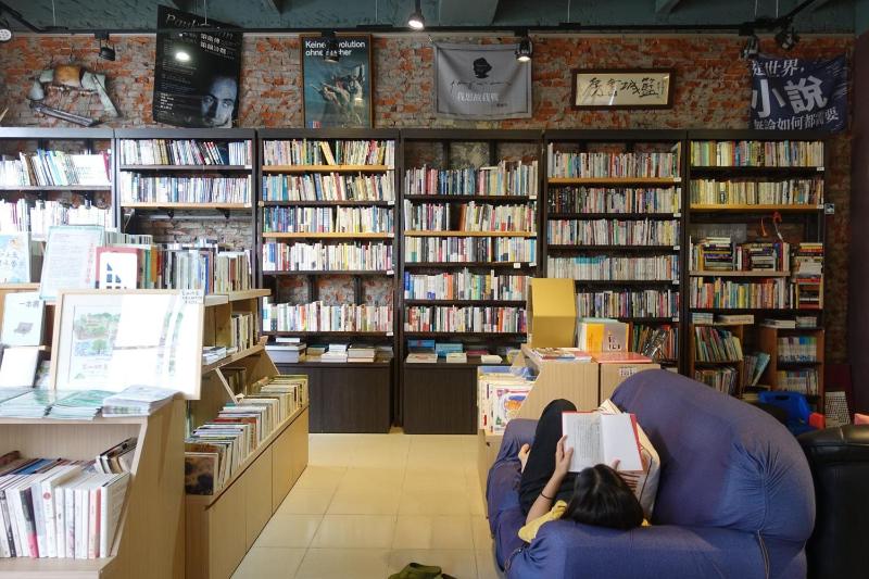 Read to Sleep Book & Bed - image 31