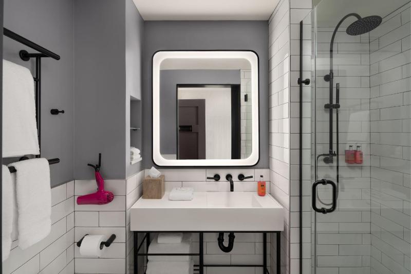 Queen Room, City View image 2