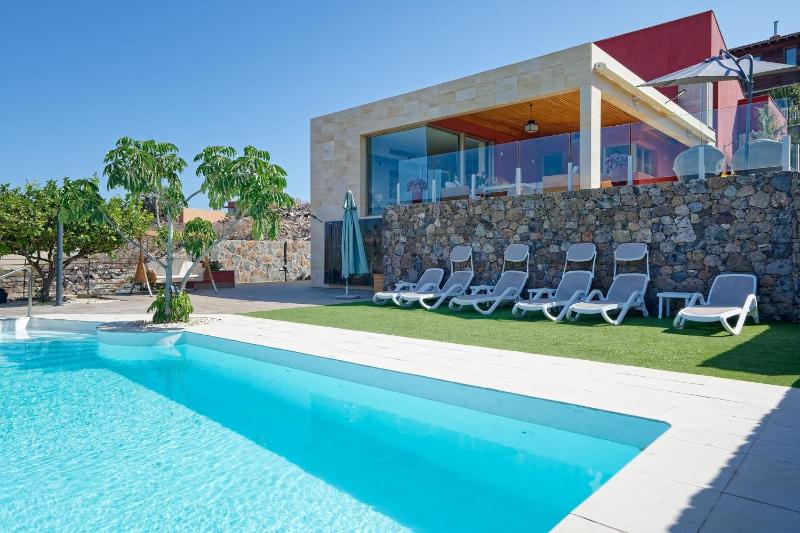 Deluxe Four-Bedroom Villa with Private Pool image 1