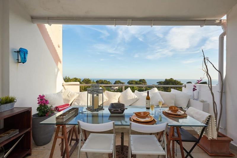 Three Bedroom Apartment with Sea View image 2