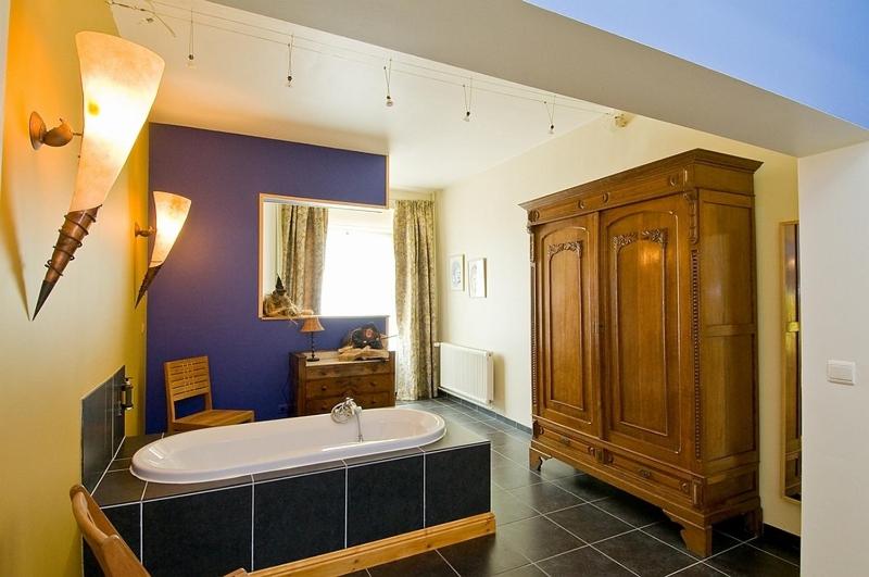 Large Suite image 2