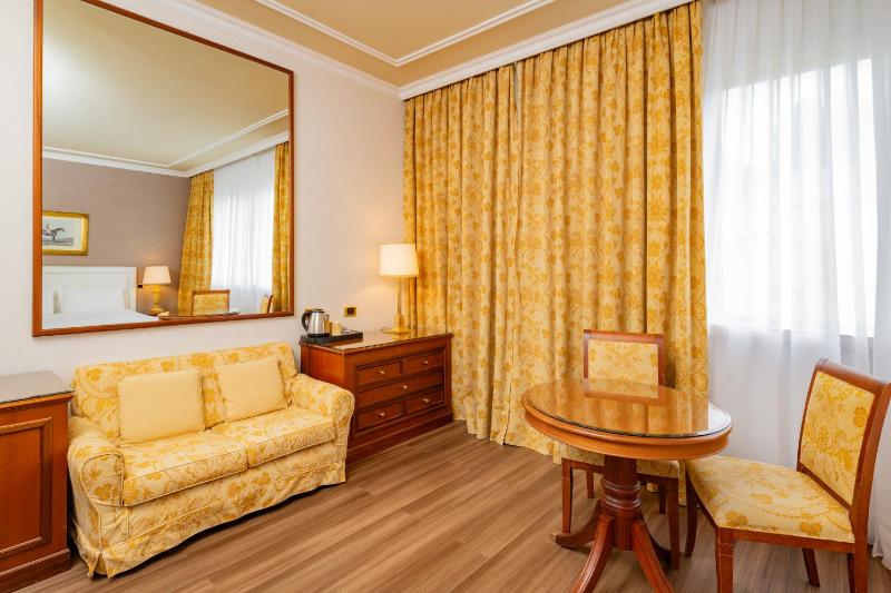 Deluxe Double Room image 4