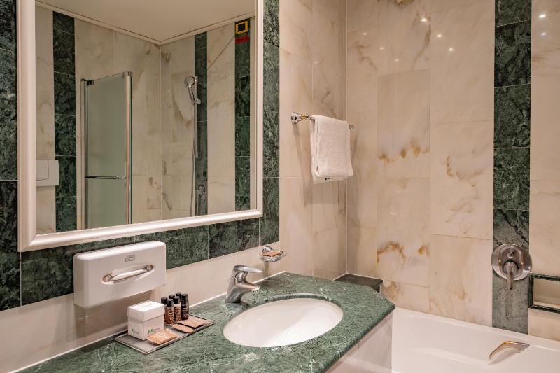 Twin Room image 2