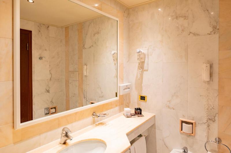 Double Room image 4