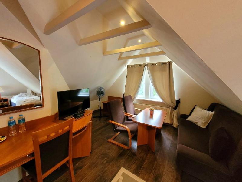 Twin Room- Attic image 4
